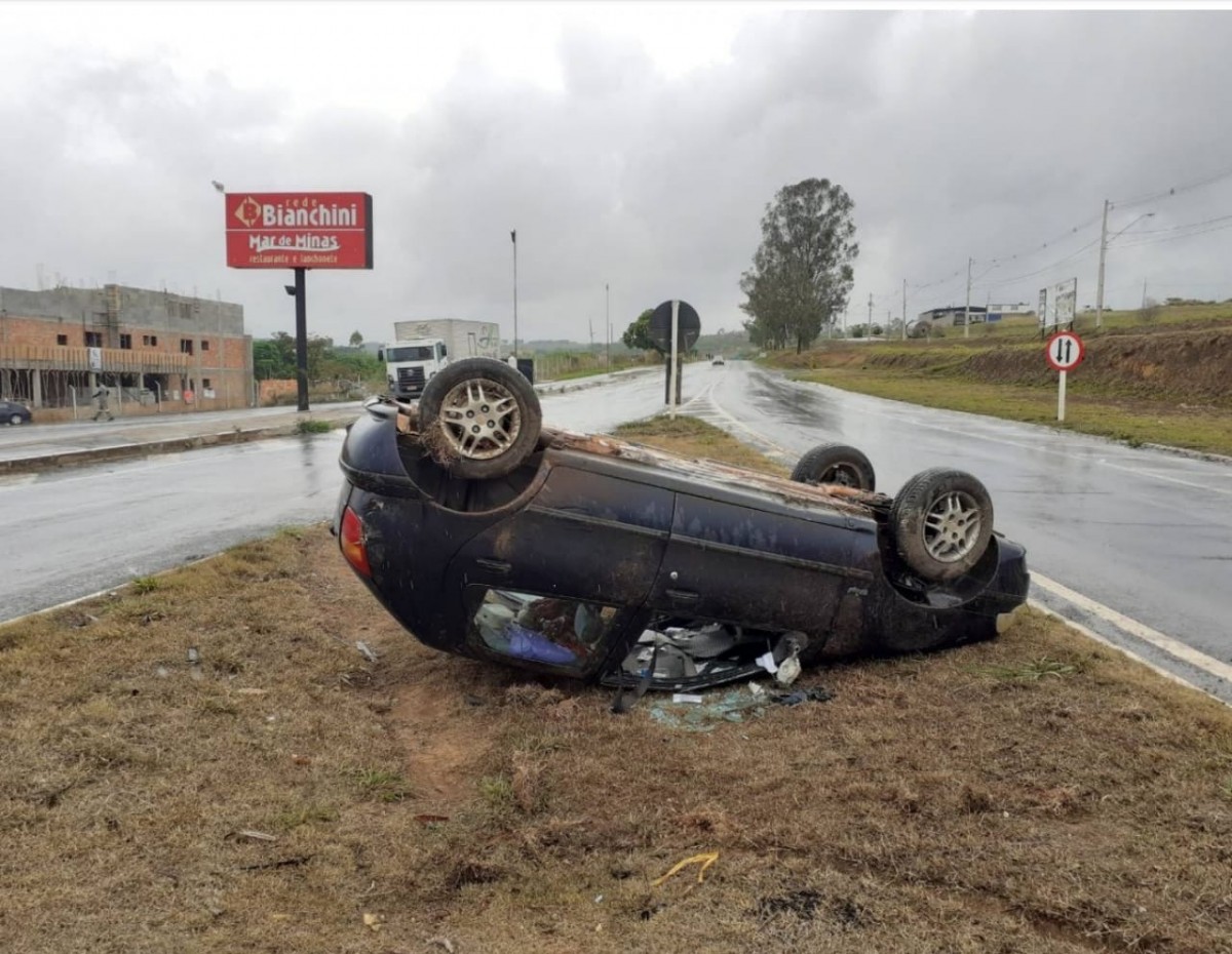 Carro capota com dois adultos e uma criança na MG 050