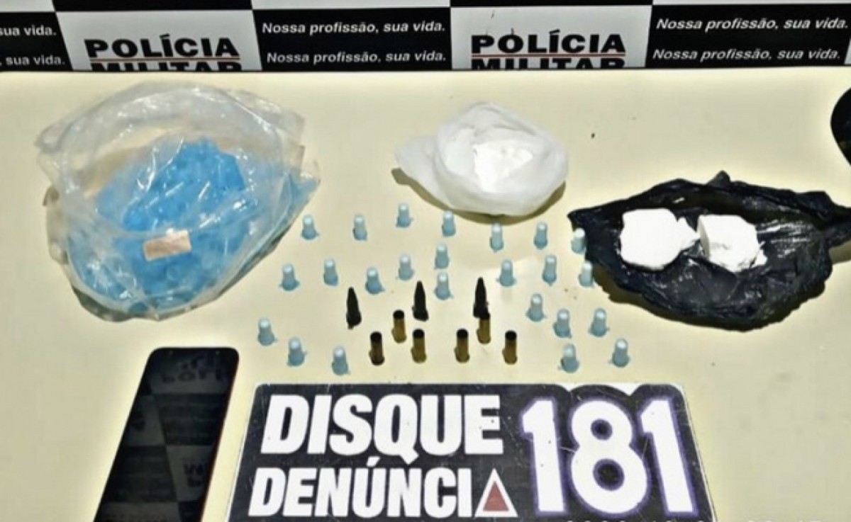 Jovem é flagrado em tentativa de ingerir drogas para não serem identificadas em abordagem policial e após o ato militares encontraram 21 pinos de cocaína em sacola plástica