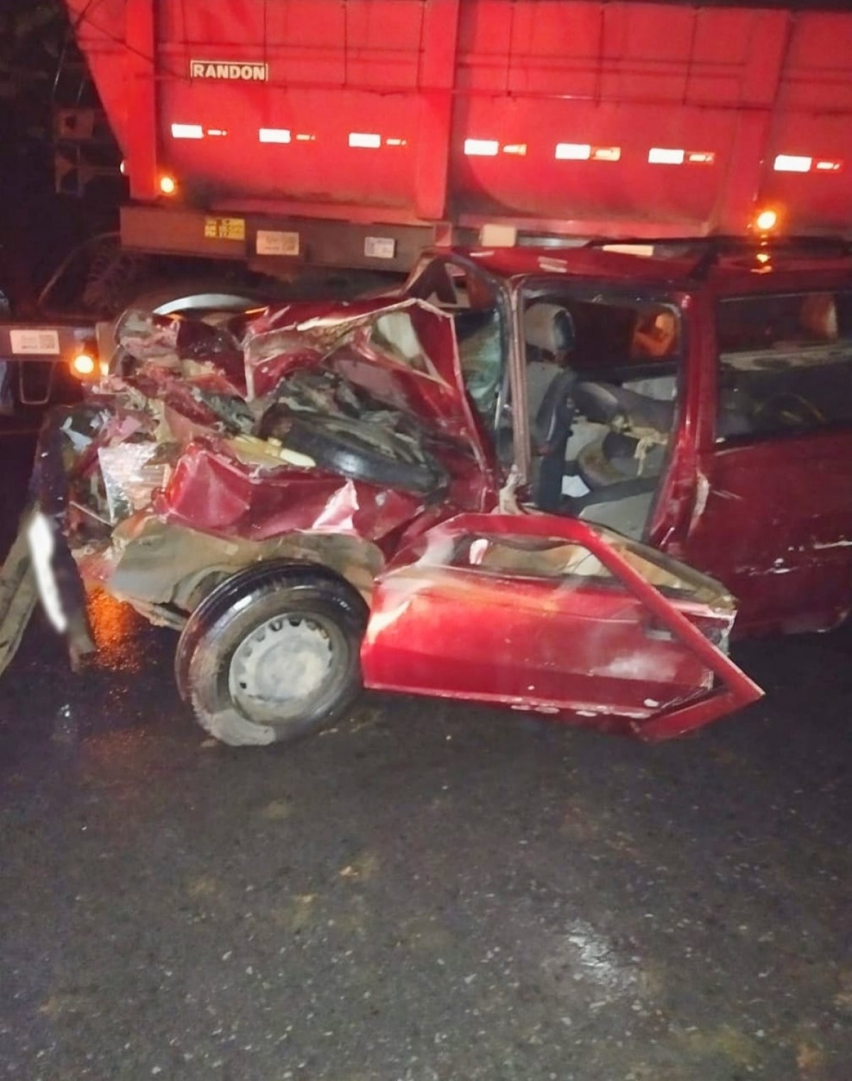 Colisão entre carro e carreta deixa uma pessoa ferida entre Arcos e Iguatama