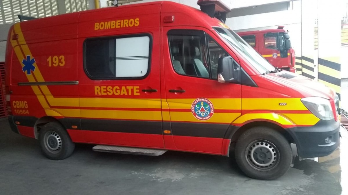 Em Formiga - Condutora perde controle de direção da motocicleta após desviar de carro e colidi com a calçada