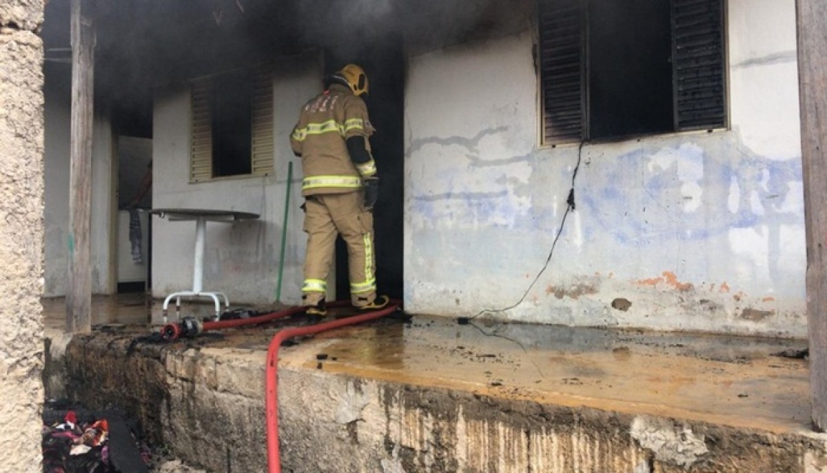 Curto-circuito na rede elétrica causa incêndio em residência em Bom Despacho