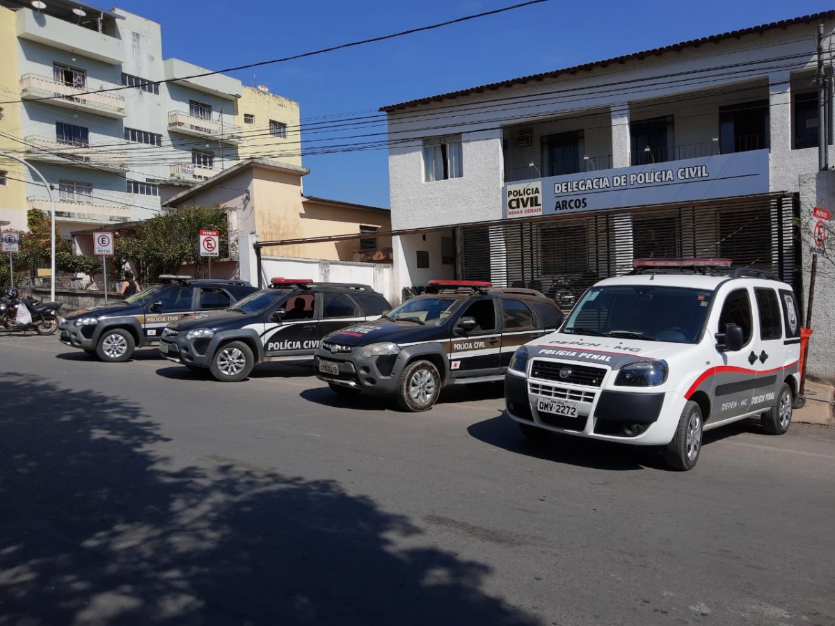 Ação conjunta da Polícia Civil e Polícia Militar de Arcos resulta na prisão de indivíduo foragido da justiça pela prática do crime de roubo.