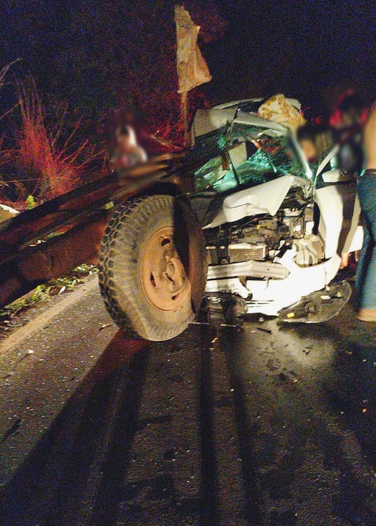 Mulher fica gravemente ferida após carro bater na traseira de trator que estava tracionando um semi-reboque agrícola sem iluminação