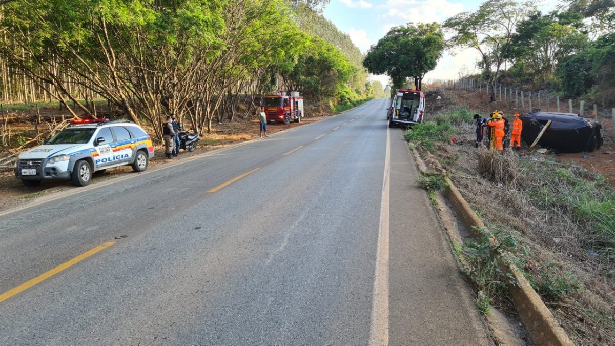 Vítima fica presa as ferragens em acidente na cidade de Pains
