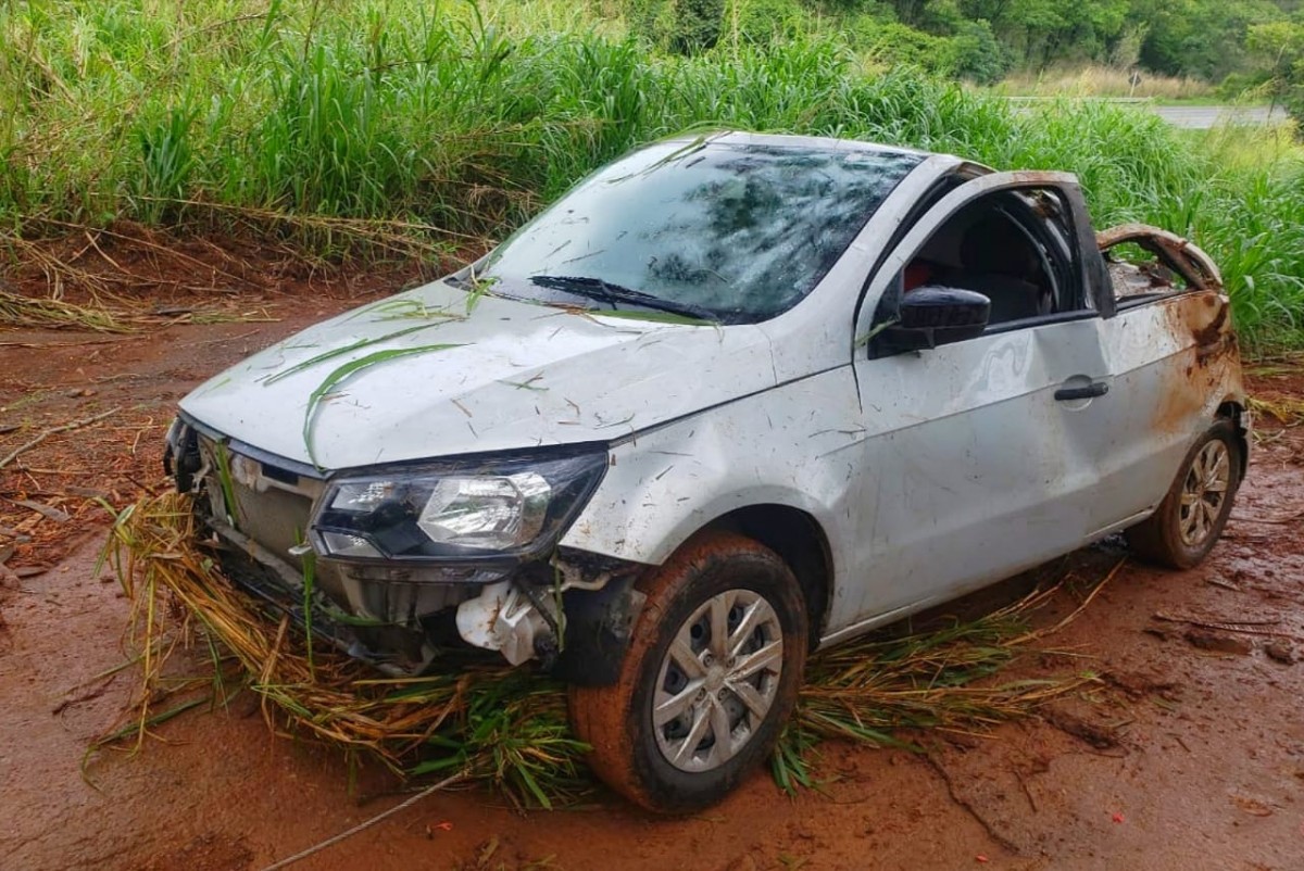 Pista molhada e ondulações no asfalto causam capotamento de veículo em Formiga