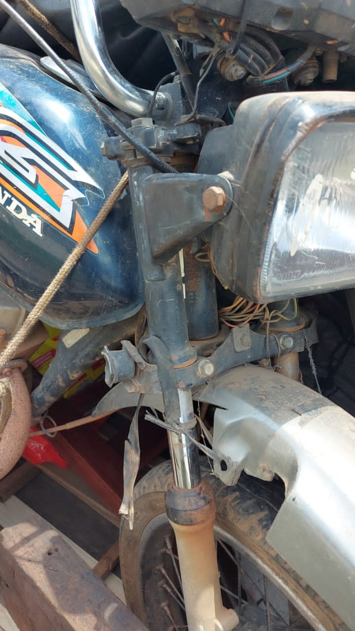 Moto sem placa e com chassi suprimido sendo transportada em um microonibus com reboque é apreendida em Arcos