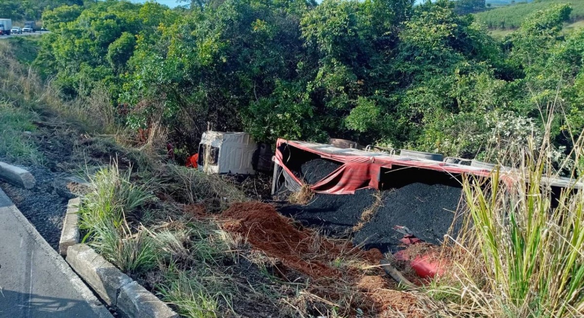 Carreta cai em buraco e capota após colidir com bitrem na BR 354 em Formiga