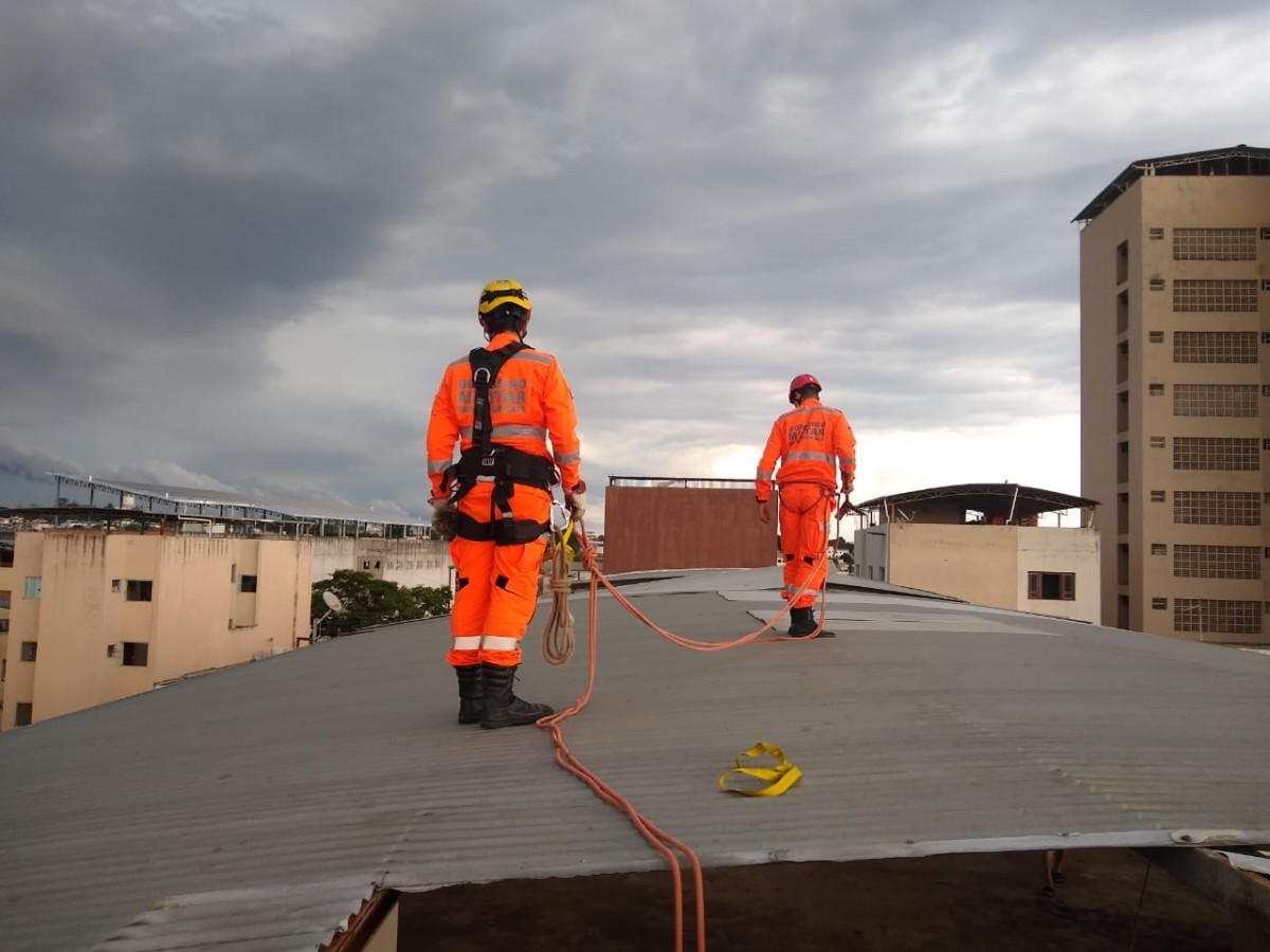 Devido a forte ventania em Arcos parte de estrutura metálica de um prédio se desprende em Arcos