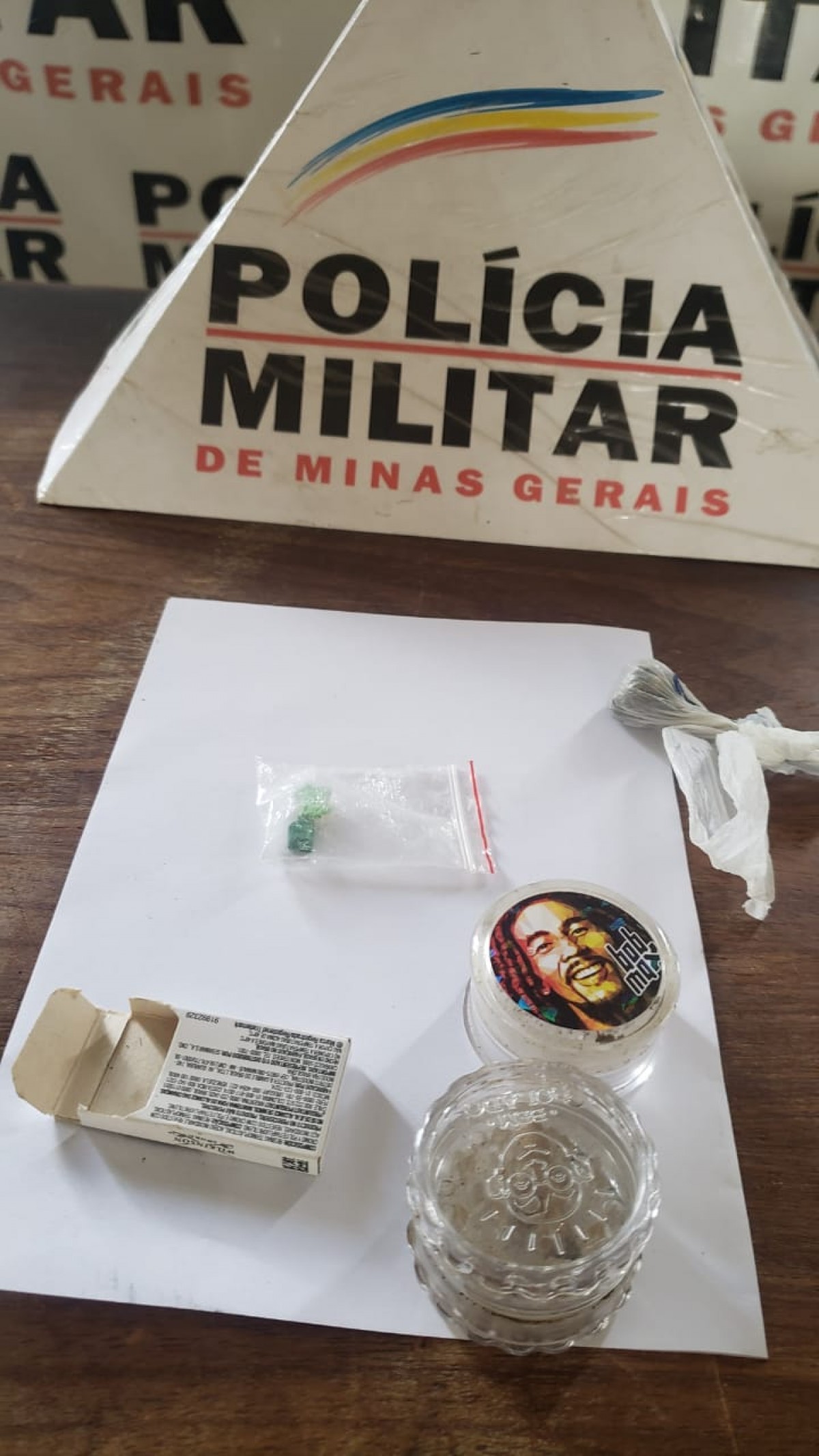 Três homens são presos e menor apreendido pelo envolvimento com drogas