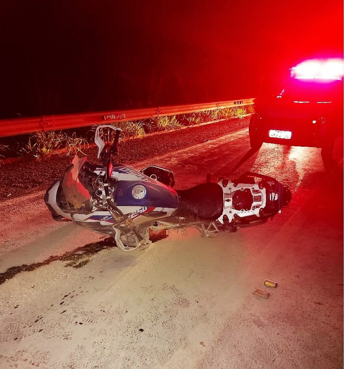 Piloto e passageira são lançados na pista da BR 354 em acidente e caminhão passa sobre os pés da passageira