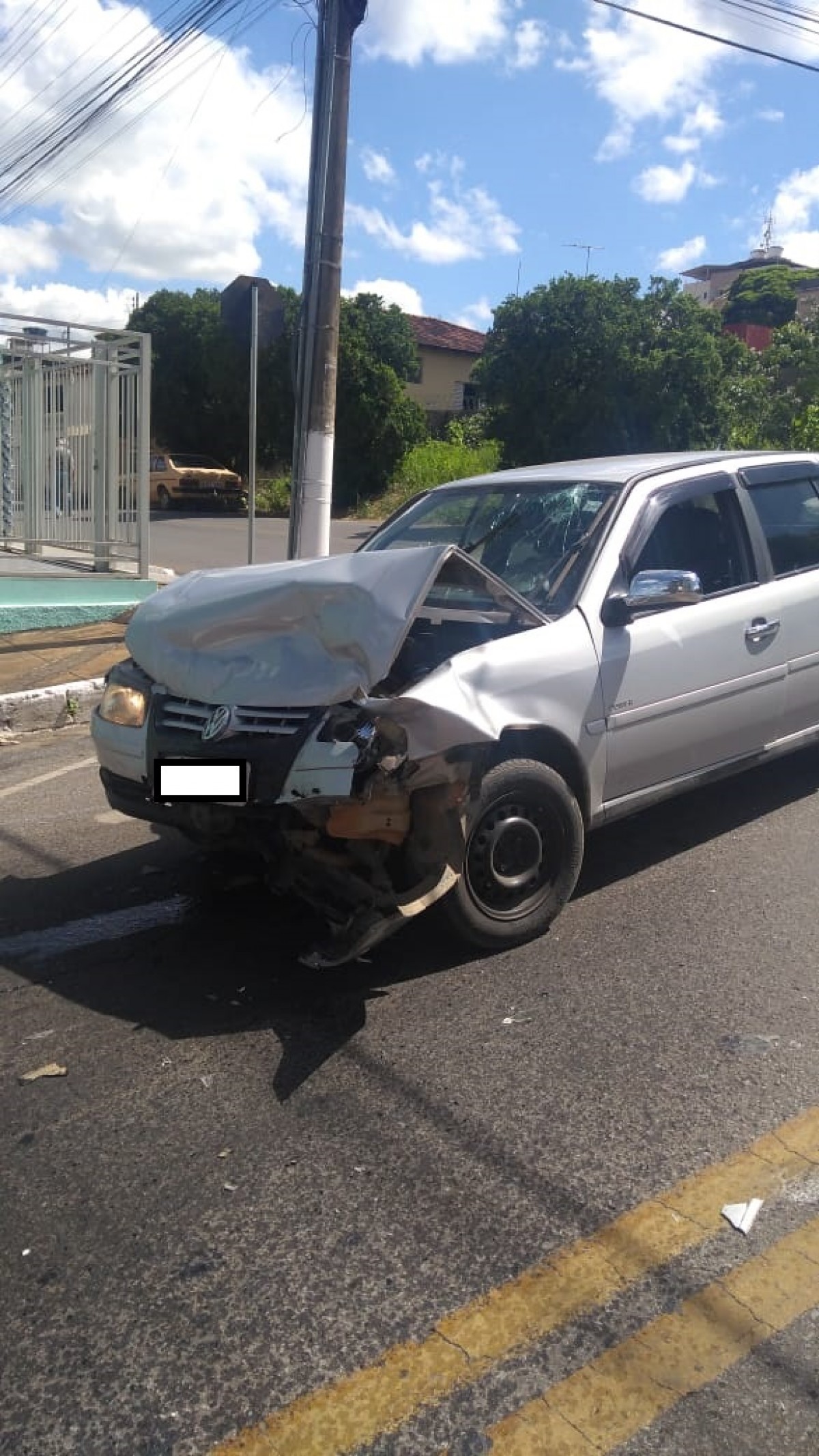 Três ficam levemente feridos em acidente entre dois carros na Rua São Geraldo em Arcos