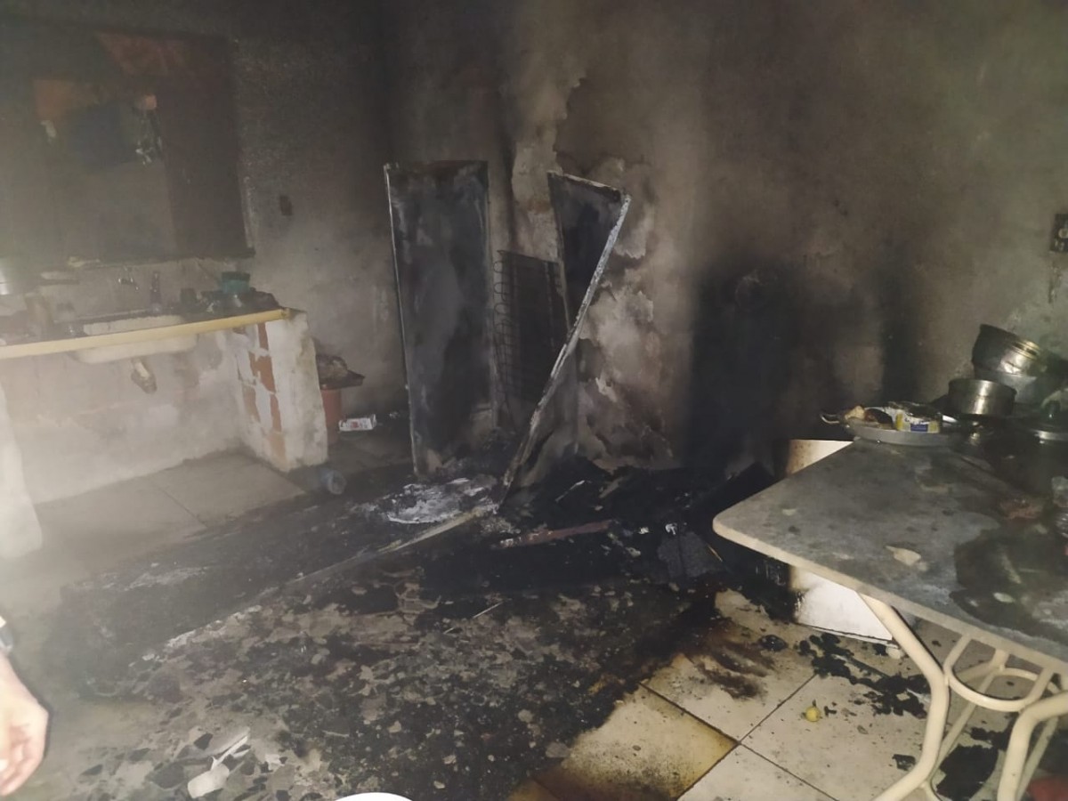 Em Formiga - Bombeiros combatem incêndio em residência