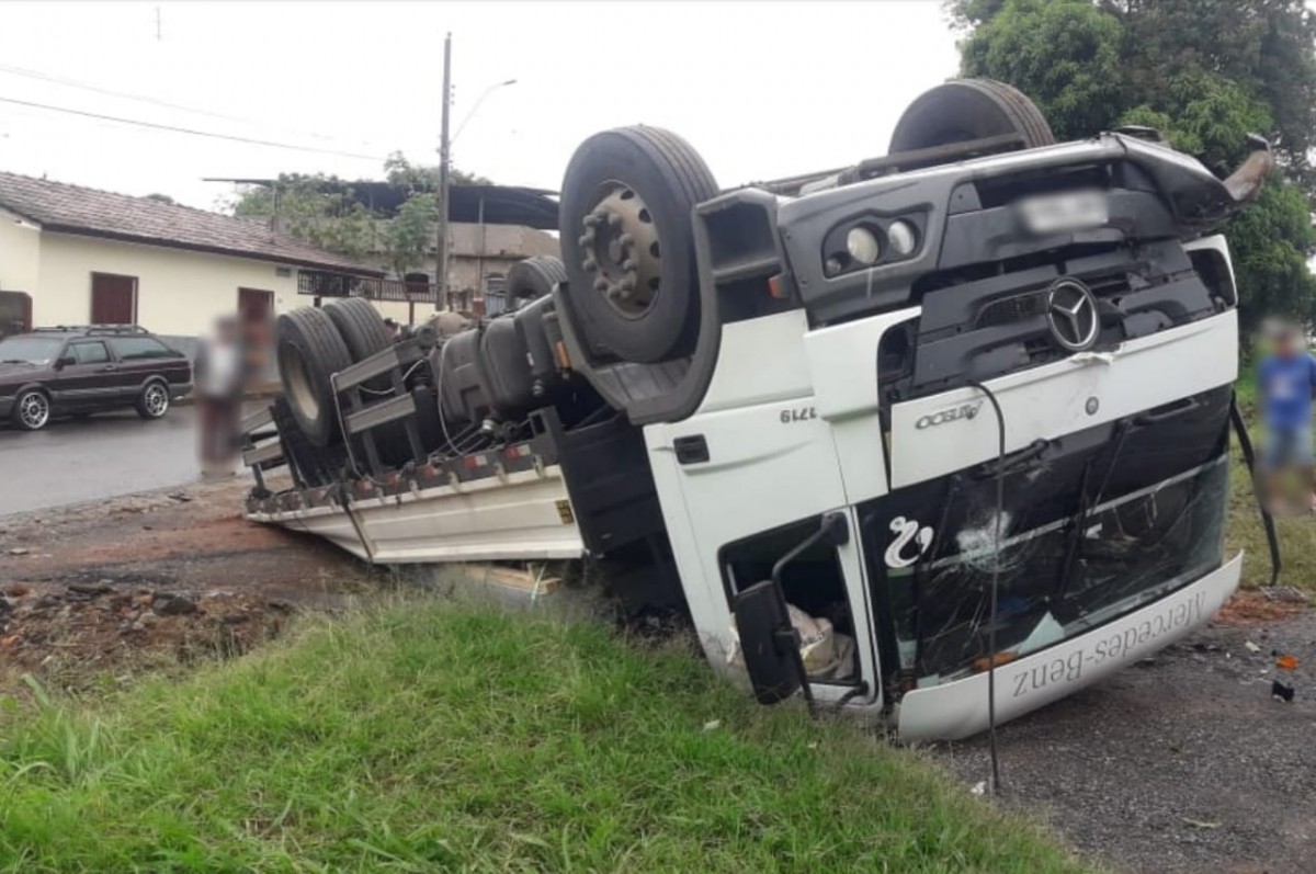Caminhão bate na traseira de outro caminhão e o mesmo capota em Pimenta