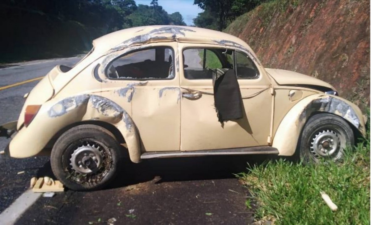 Veículo capota após ser atingido por outro automóvel em Formiga
