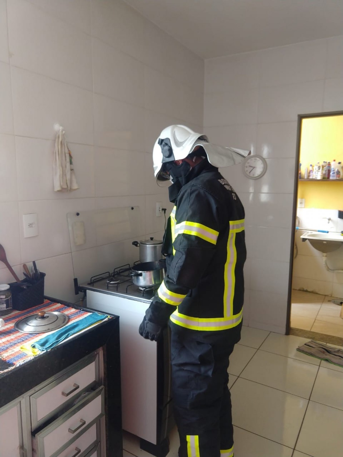 Homem sai e deixa panela com cereais no fogão com fogo aceso e panela pega fogo