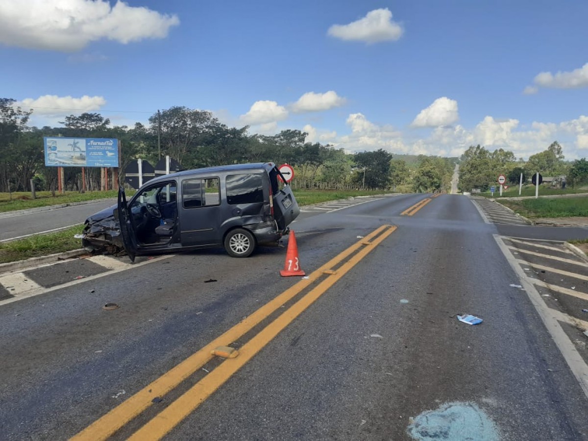 Colisão entre van e carro no trevo do Peixe em Formiga