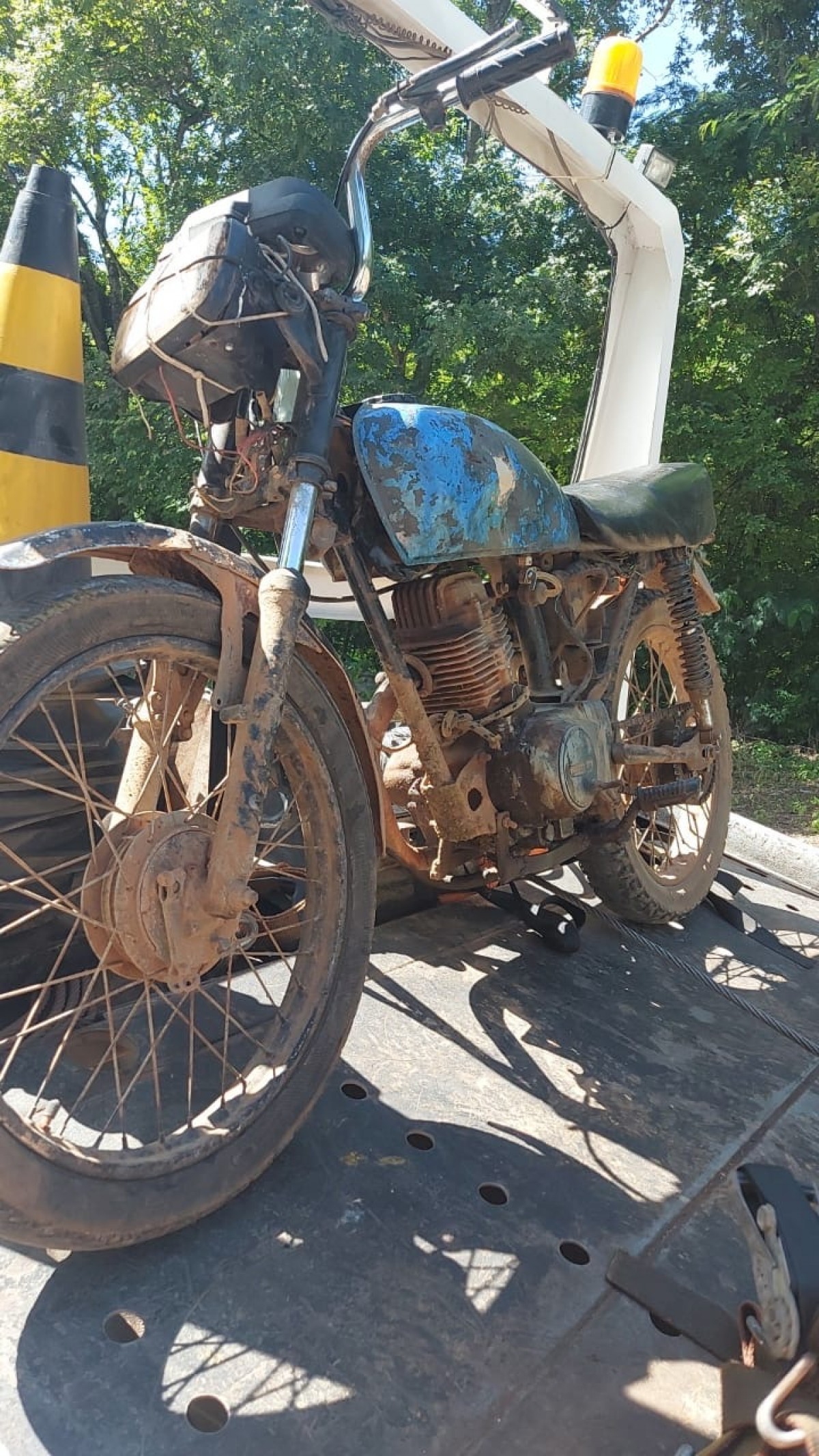 Carro e moto em mau estado de conservação são apreendidos por militares em Pains