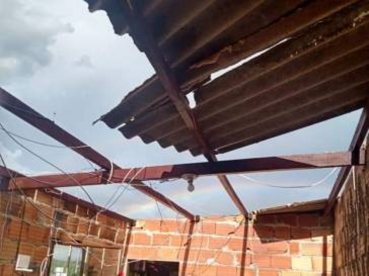 PREFEITURA E COMUNIDADE SE ALIAM PARA AJUDAR FAMÍLIA COM CASA DESTELHADA NO BAIRRO JARAGUÁ