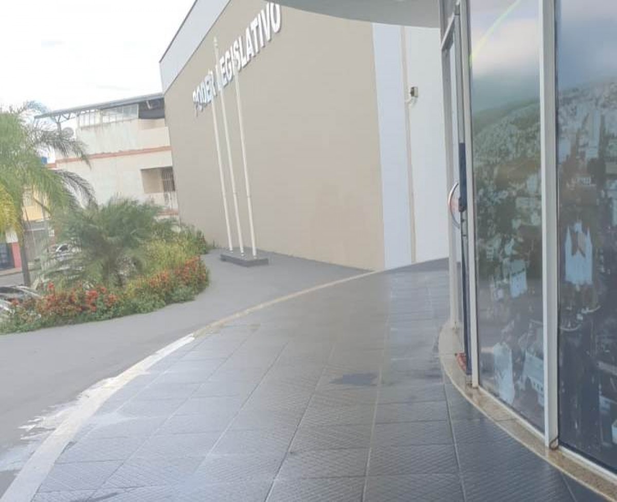 Câmara de Arcos promove higienização da calçada e rampas de acesso