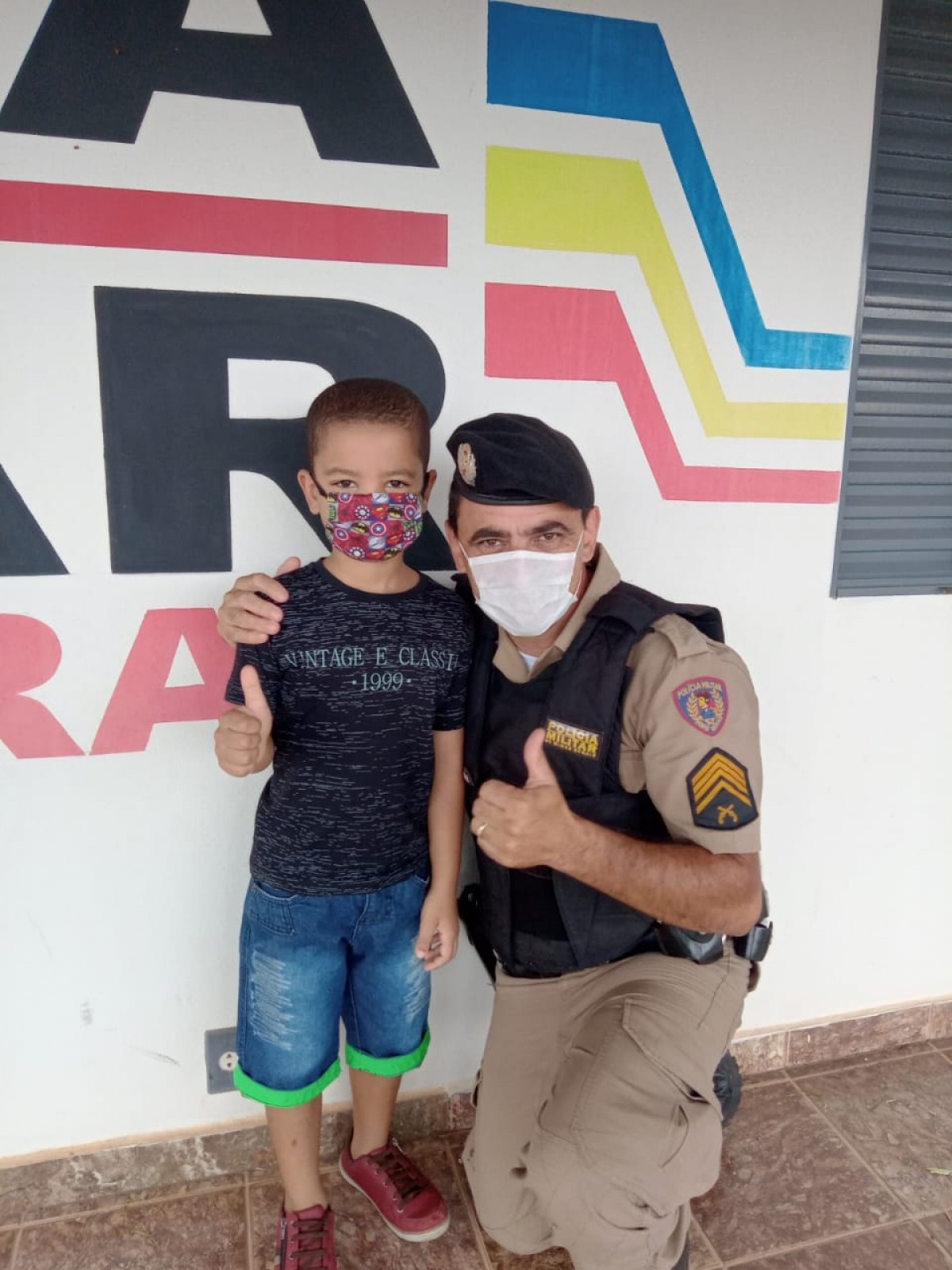 Garoto visita quartel da PM para realizar sonho