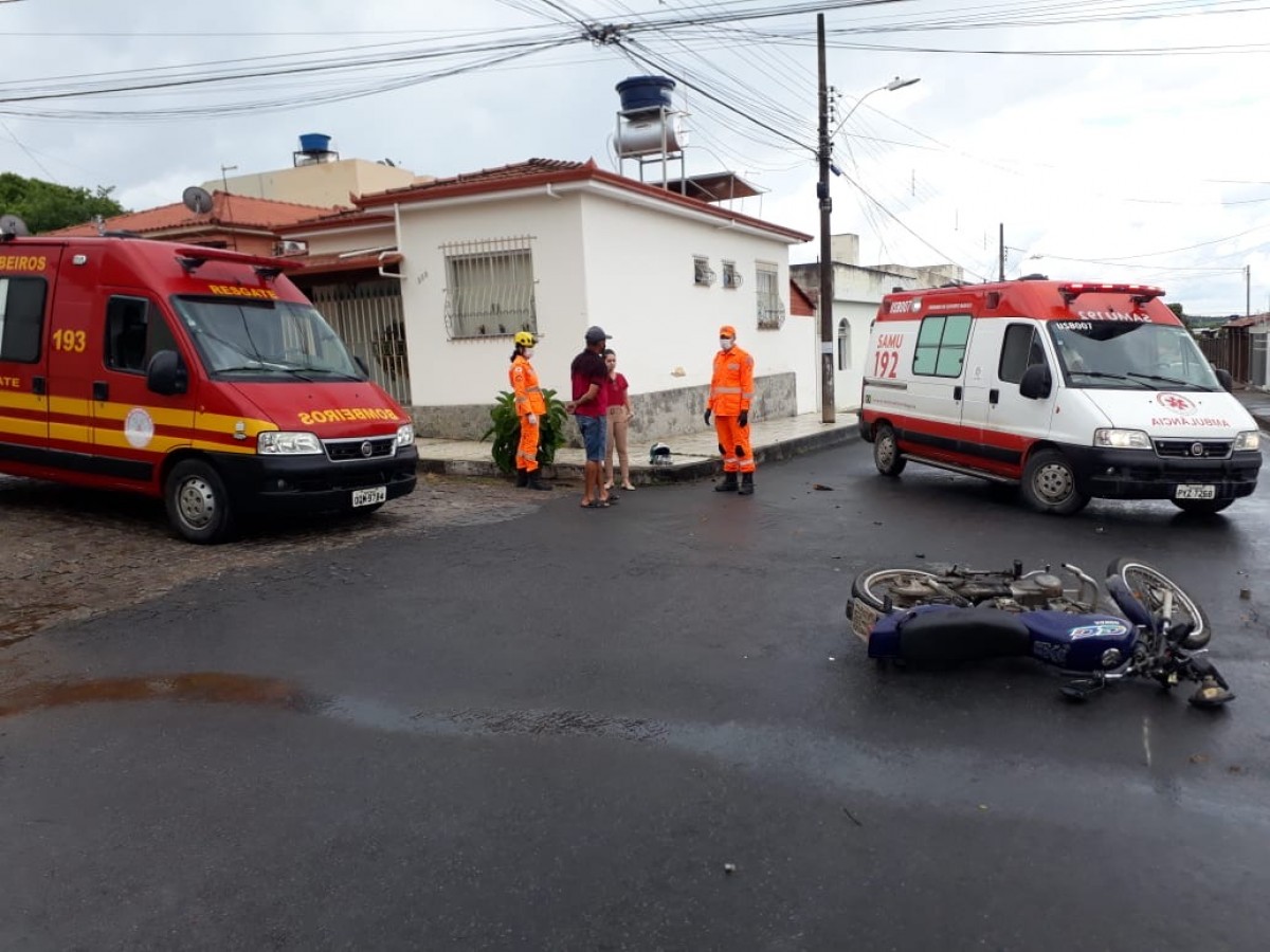 Colisão entre moto e carro no bairro Santo Antônio em Arcos