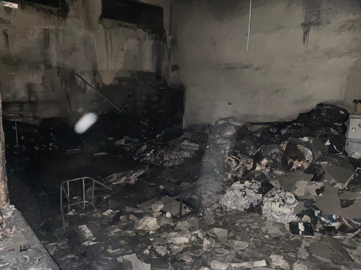 Fábrica de costura pega fogo em Formiga, danifica rede elétrica e coloca em risco vida de moradores de prédio adjacente