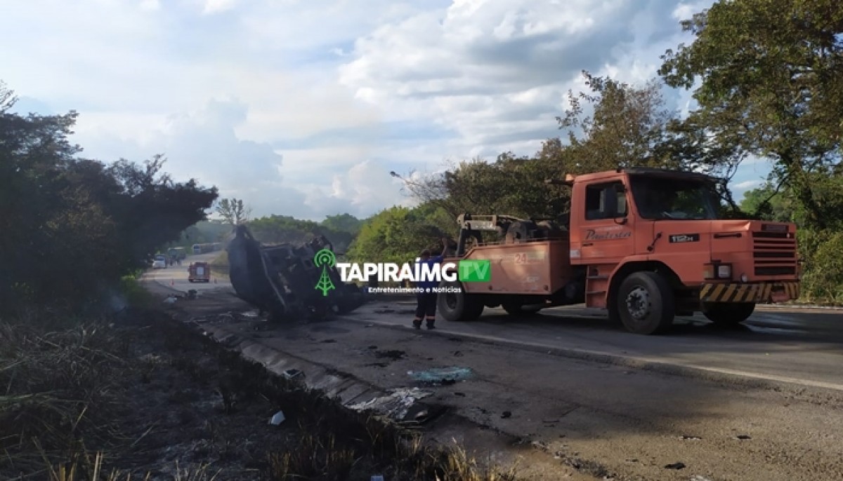 Motorista fica ferido após caminhão carregado com etanol tombar na BR-494