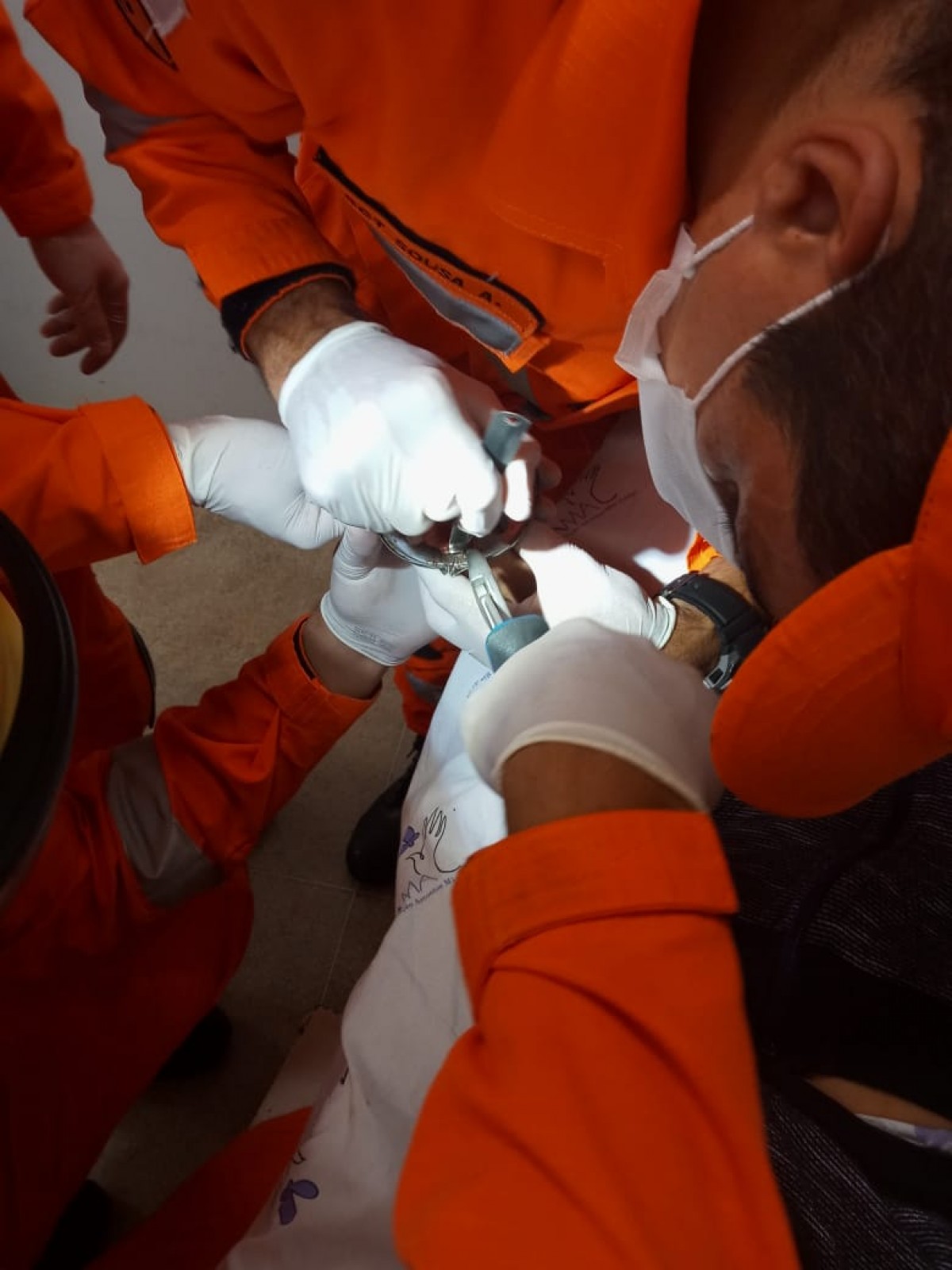 Criança prende dedo em ralo metálico e é socorrida por Bombeiros e equipe médica em Arcos
