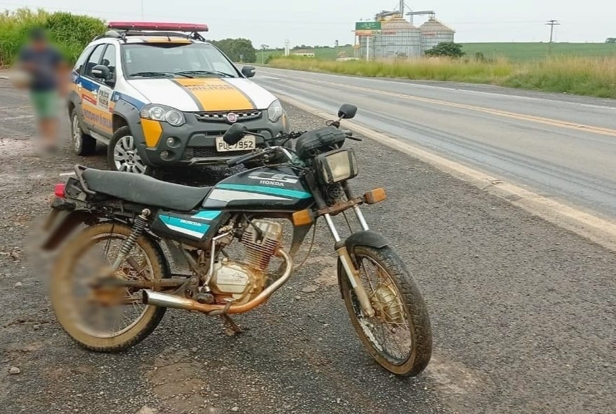 Motocicleta com chassi raspado é apreendida nas proximidades da Curva da morte