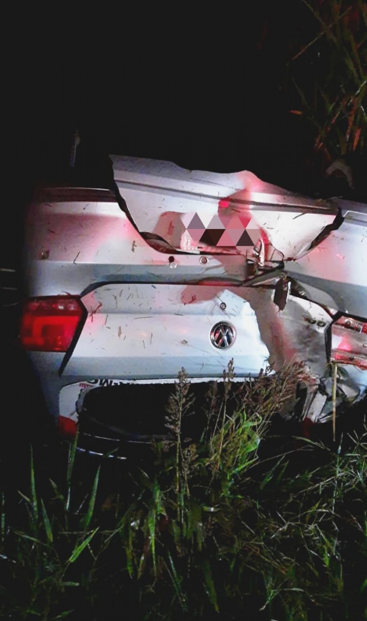 Condutora fica levemente ferida após carro derrapar e capotar na BR 354 entre Arcos e Iguatama