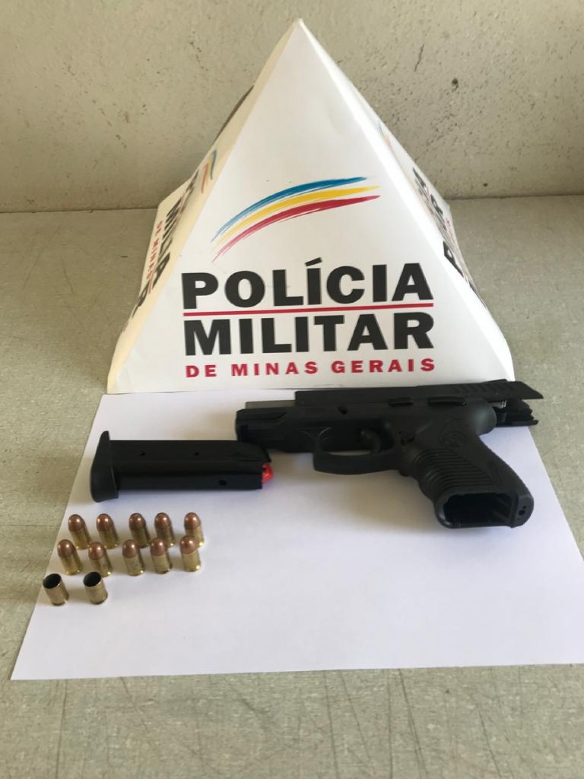 Abordagem policial termina com apreensão de arma de fogo e munições