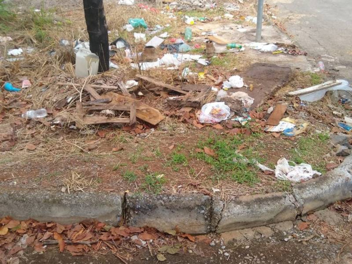 EM COMBATE À DENGUE, PREFEITURA FAZ NOTIFICAÇÃO COLETIVA A DONOS DE LOTES SUJOS