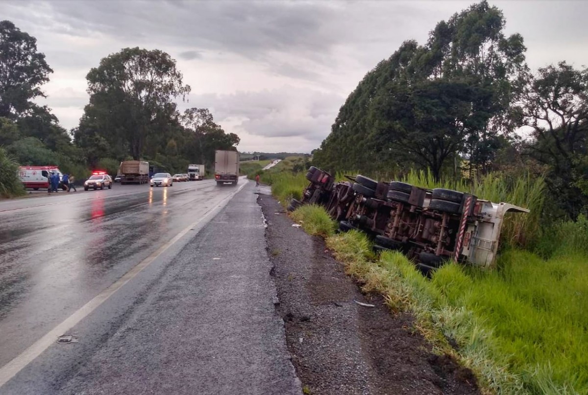 Carreta carregada com brita tomba na BR 354 entre Arcos e Formiga