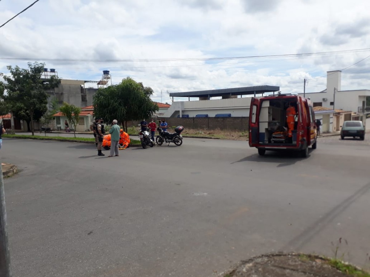 BOMBEIROS ATENDEM COLISÃO ENTRE MOTOCICLETA E BICICLETA EM ARCOS