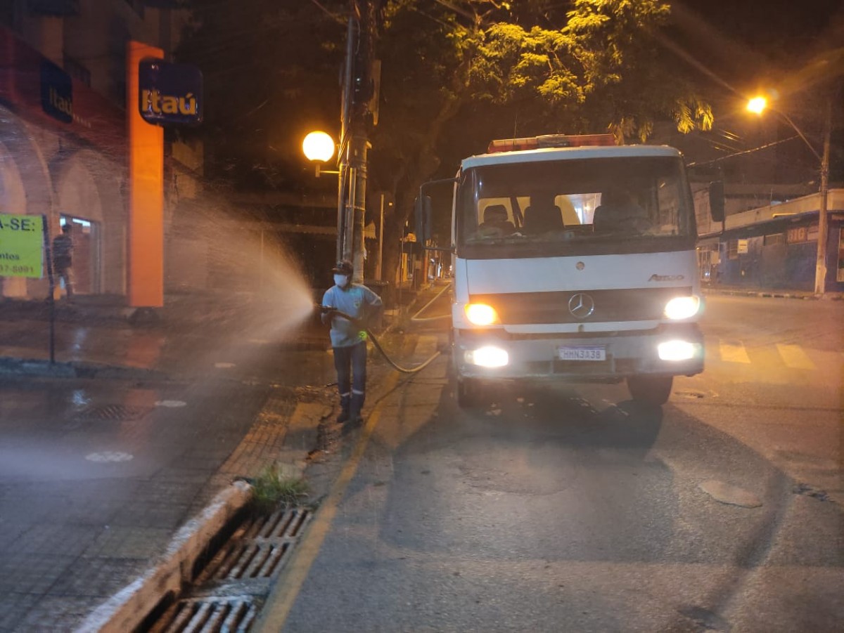 Prefeitura de Arcos faz sanitização de ruas e calçadas na cidade