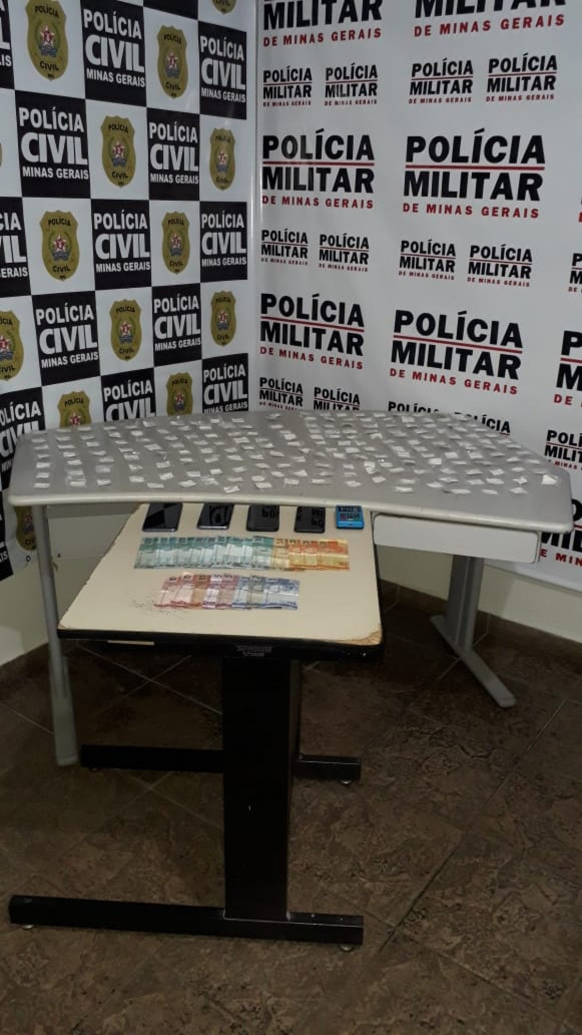Operação conjunta entre PM e PC termina com 195 papelotes de cocaína apreendidos