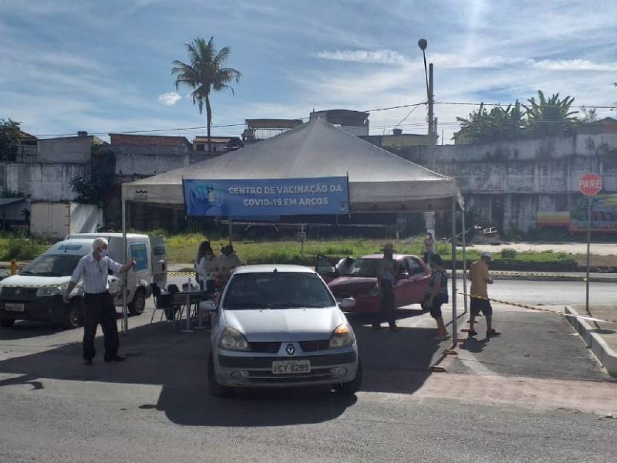COVID/ARCOS: NESTA QUARTA-FEIRA (10/03) O DRIVE THRU DE VACINAÇÃO É PARA IDOSOS DE 82 E 83 ANOS