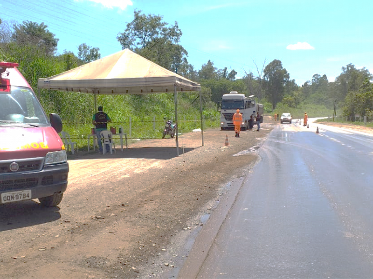 COVID-19/ARCOS: BARREIRA SANITÁRIA DE CONSCIENTIZAÇÃO É MONTADA NA MG 170 SENTIDO CORUMBÁ
