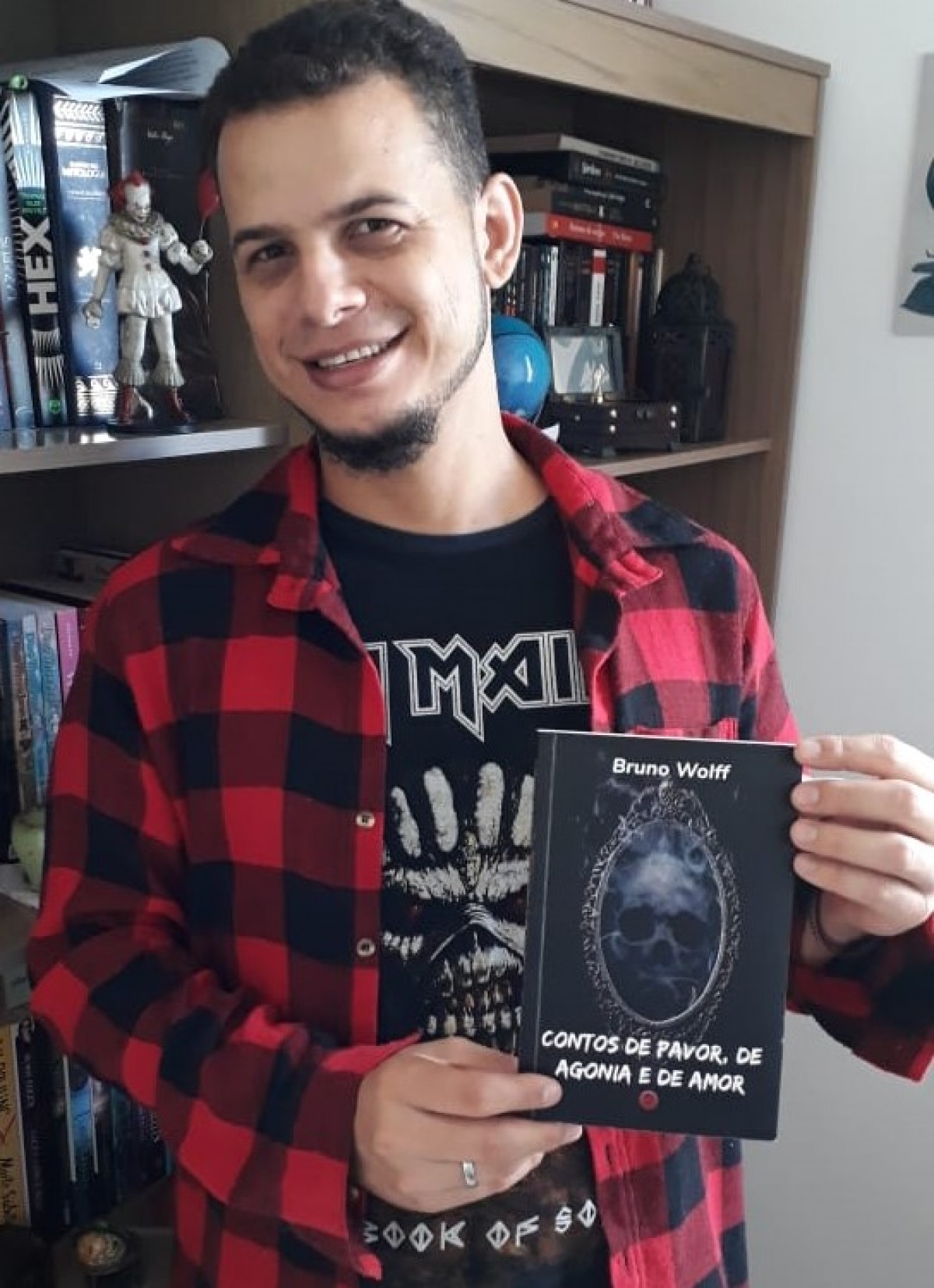 Arcoense Bruno Wolff lança seu primeiro livro, a leitura aborda sentimentos como pavor, agonia e amor
