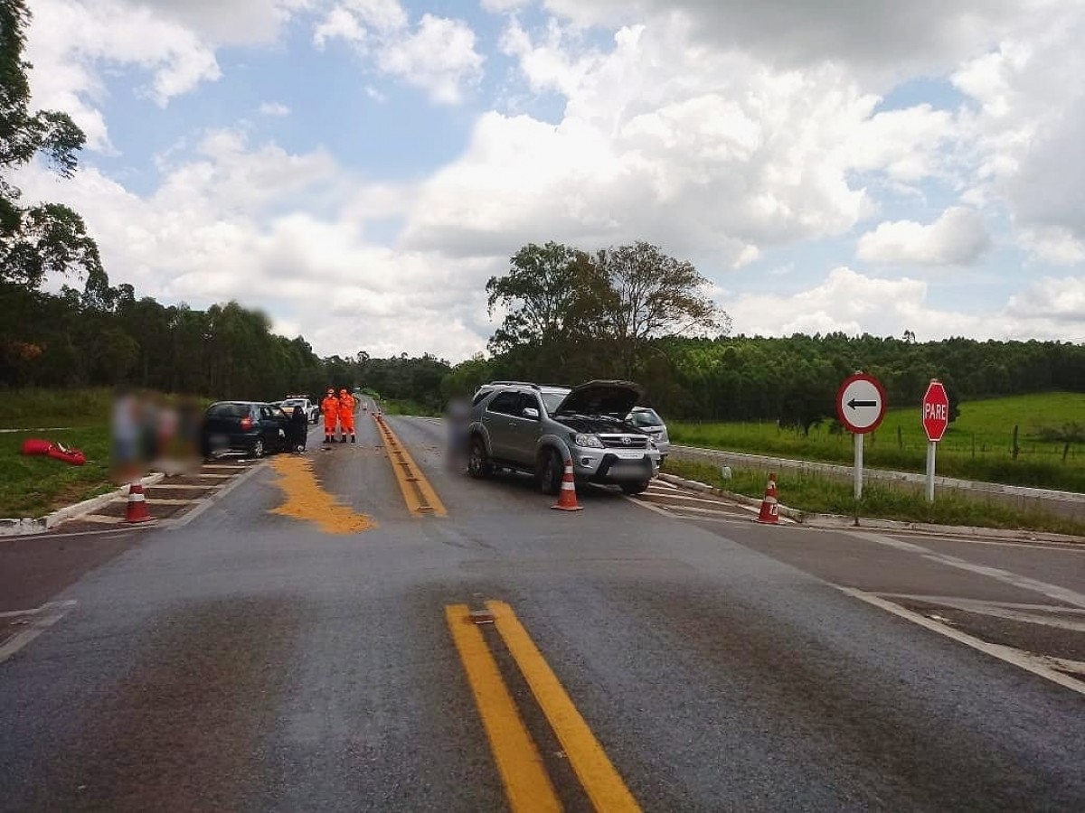 Em Formiga – quatro pessoas ficam levemente feridas em acidente entre três carros