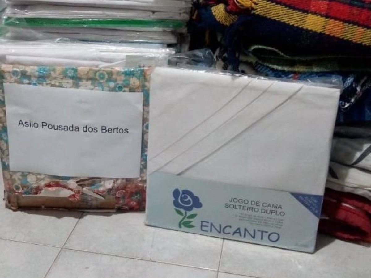 GENEROSIDADE: LAR POUSADA DOS BERTO DOA ROUPA DE CAMA AO HOSPITAL DE CAMPANHA