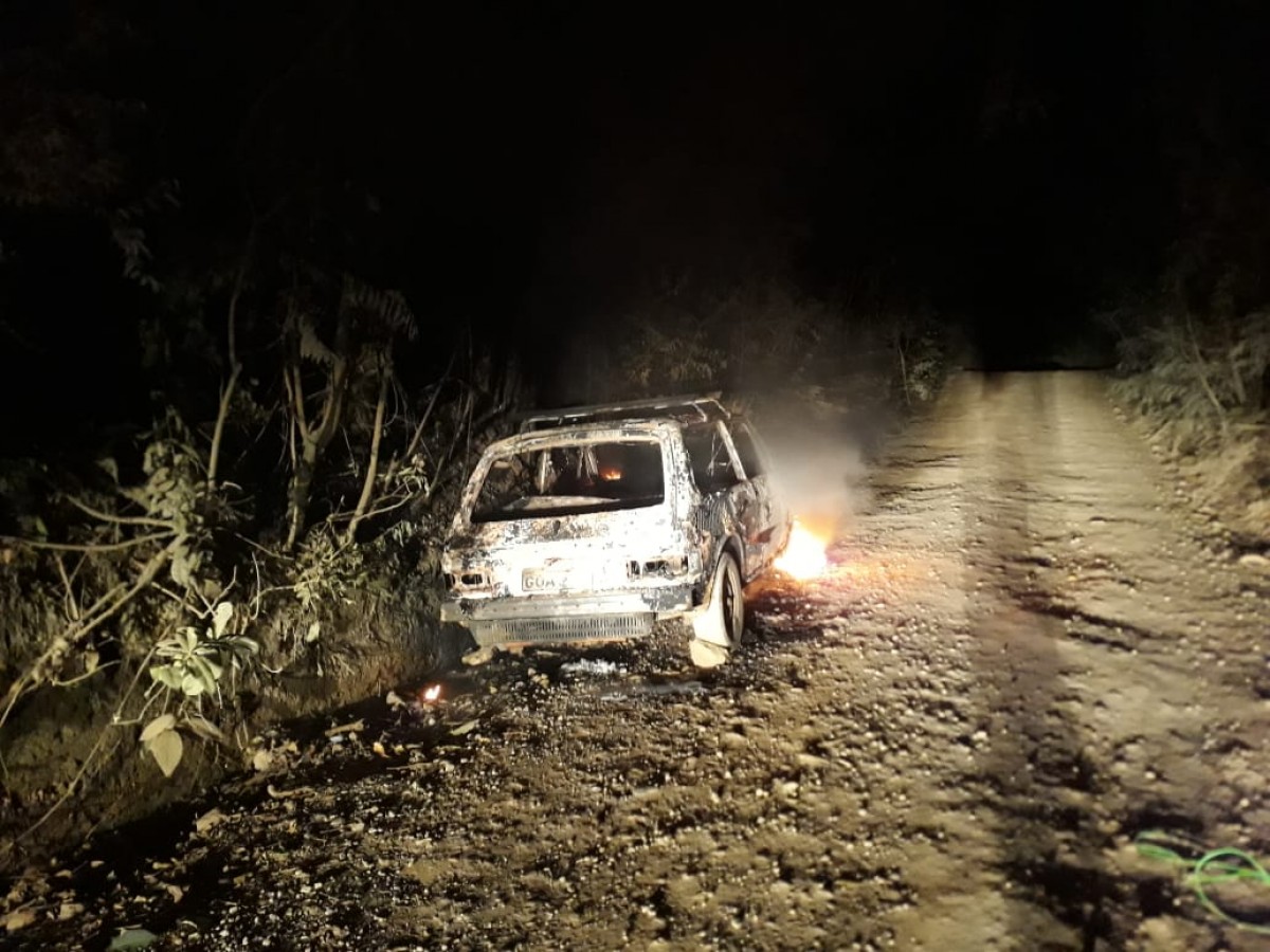 Carro pega fogo em São Domingos, zona rural de Arcos