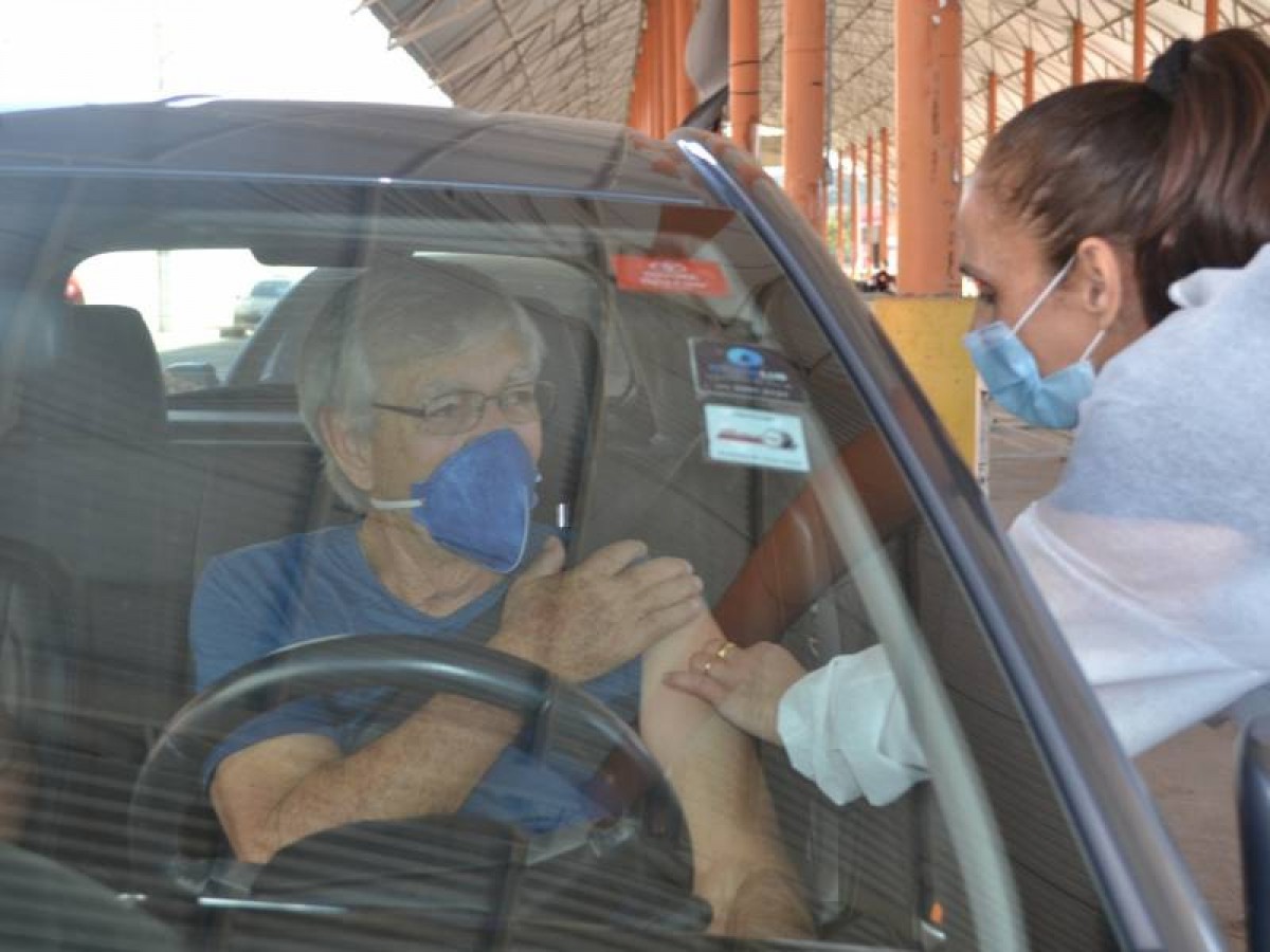 DRIVE-THRU DE VACINAÇÃO PARA IDOSOS DE 74 E 75 ACONTECE NESTA SEXTA-FEIRA