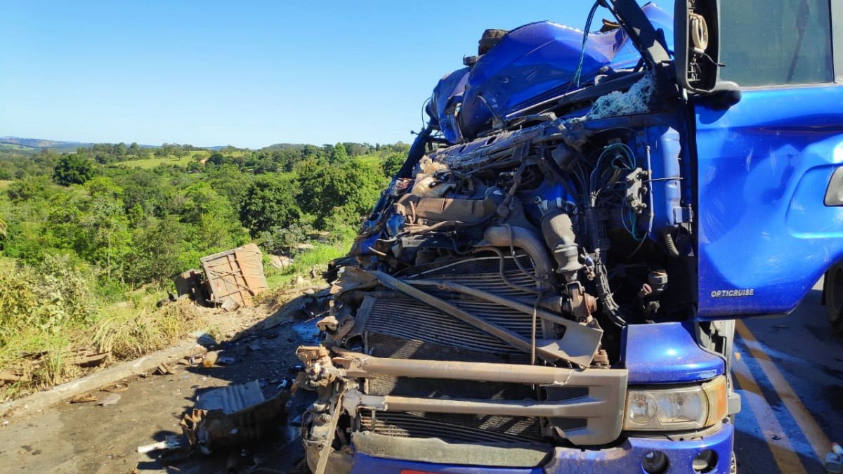 Em Formiga - Acidente envolvendo três carretas e um Ford Fiesta deixa uma vitima fatal na BR 354.