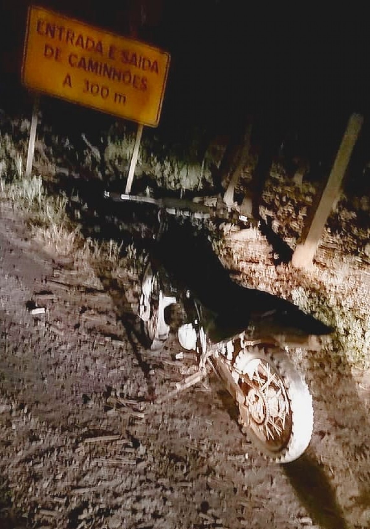 Homem é preso, multado e perde pontos na CNH após ser abordado por militares em moto sem documentação