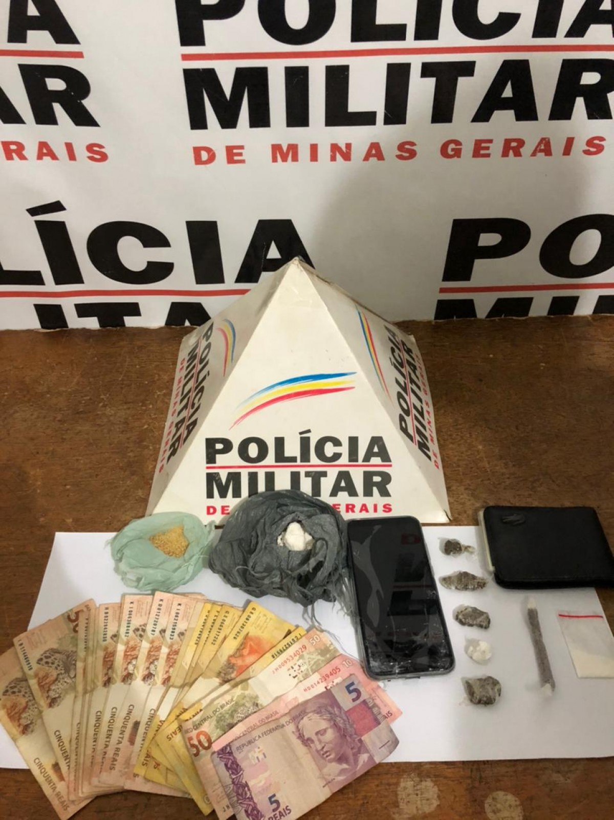 Maconha, crack e cocaína são encontrados com homem e adolescente em residência na cidade de Bambuí