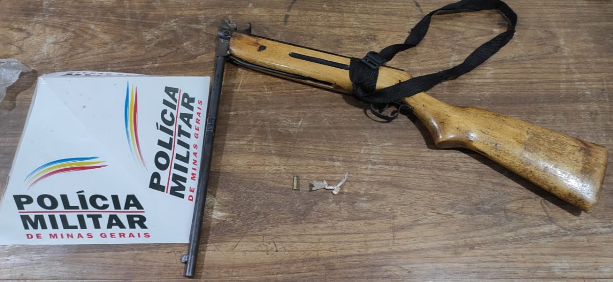 PM apreende arma adaptada e drogas no bairro Calcita