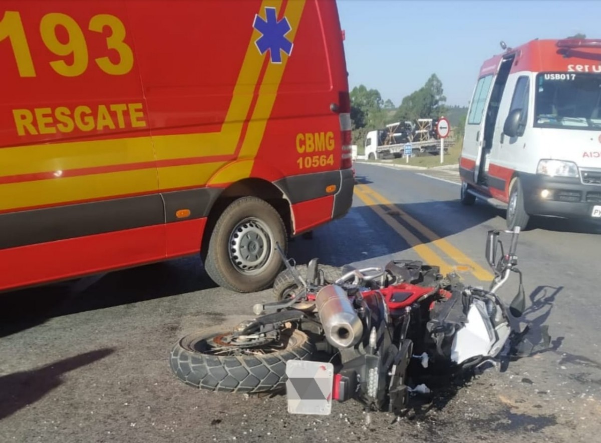 Piloto fica gravemente ferido após batida entre kombi e moto