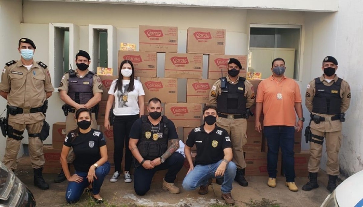 Polícia recupera mais 870 caixas de bombons de carreta que teve carga saqueada na BR-262