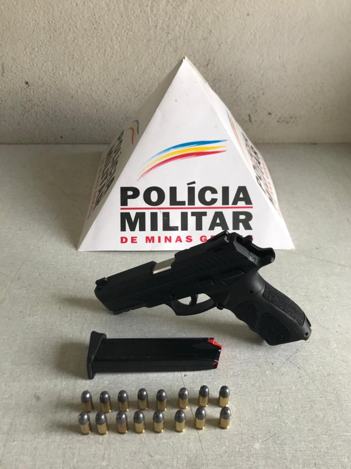 Polícia Militar apreende arma de fogo com motorista de caminhão